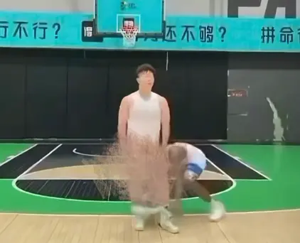《牛教练的裤子》HD高清免费观看-黑哥不讲武德偷袭牛教练裤子-《牛教练的裤子》牛教练追黑哥满场跑无广告