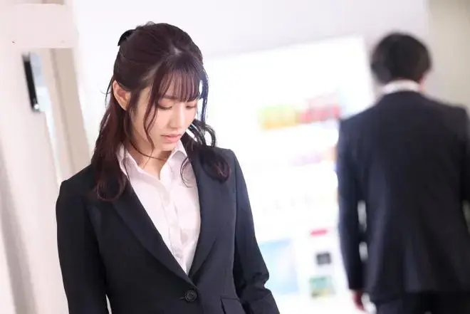 日本伦理电影《和部长一起去出差旅》高清中字免费在线播放-完整版资源下载-一部连吻戏都没有全程只讲出差加班